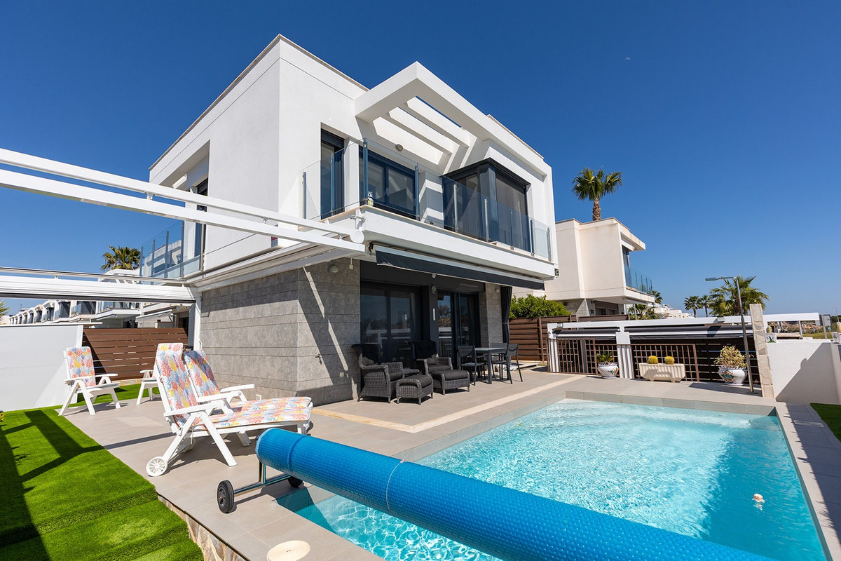 Se vende Villa - Chalet de 3 dormitorios en Costa Blanca, Alicante, España