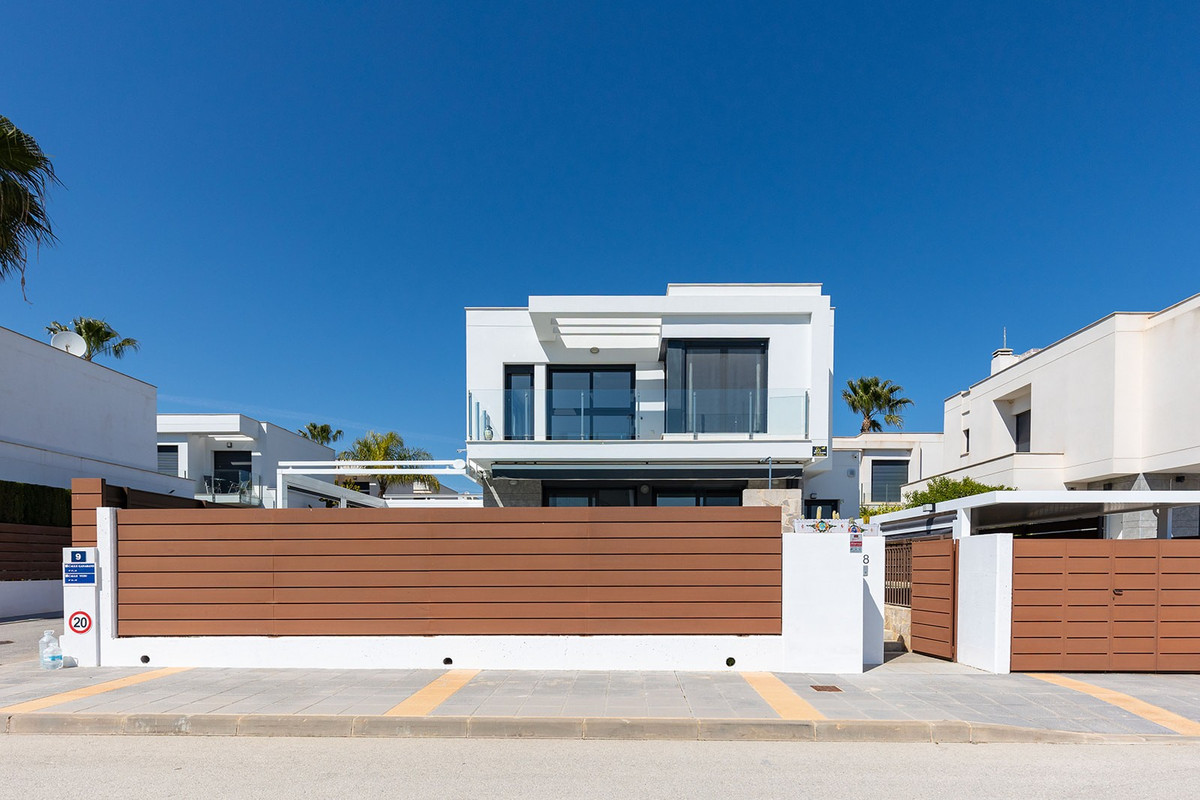 Se vende Villa - Chalet de 3 dormitorios en Costa Blanca, Alicante, España