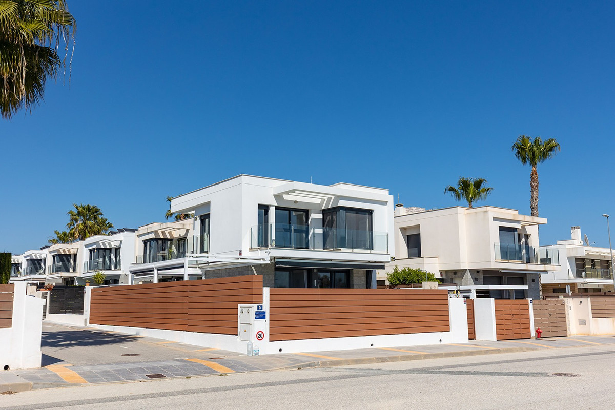 Se vende Villa - Chalet de 3 dormitorios en Costa Blanca, Alicante, España