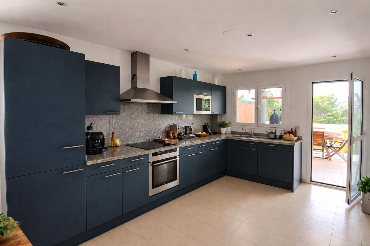 Se vende Apartamento Planta Media de 3 dormitorios en Costa Del Sol, Cadiz, España