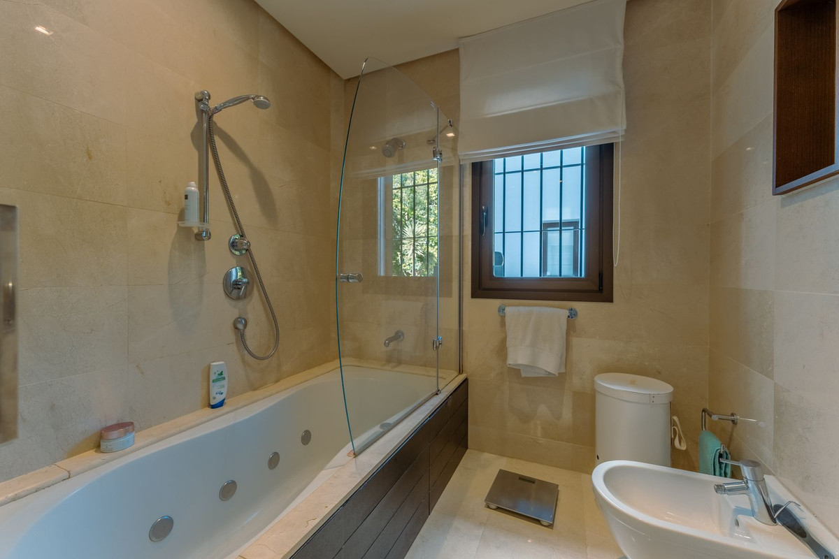 2 Bed Apartment for sale in La Quinta Costa Del Sol, Málaga, Spain