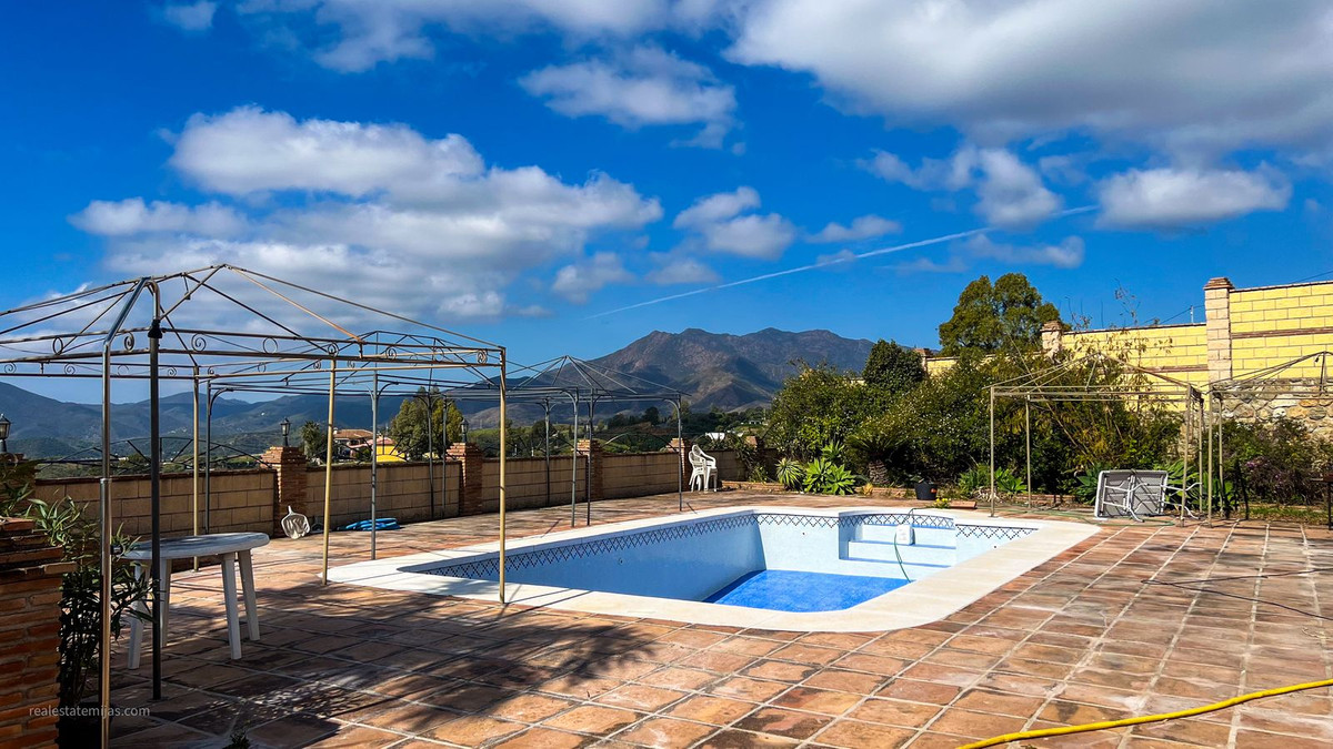 5 Bed Townhouse for sale in Valtocado Costa Del Sol, Málaga, Spain