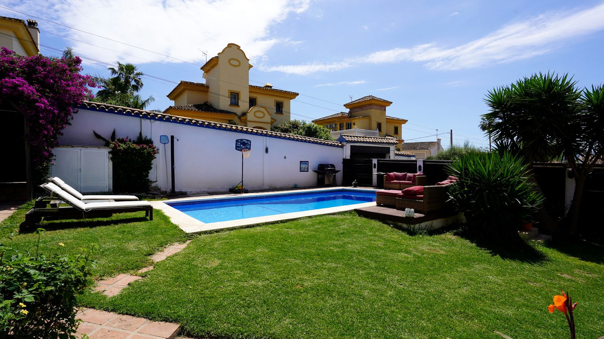 4 Bed Townhouse for sale in Sierrezuela Costa Del Sol, Málaga, Spain