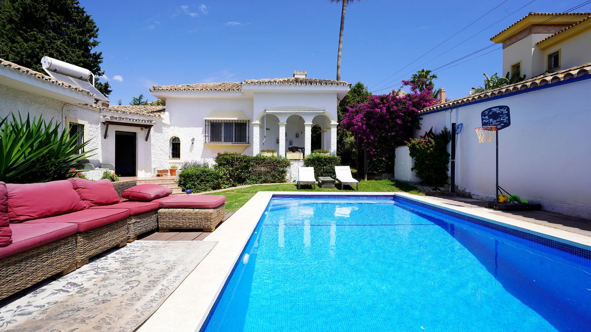 4 Bed Townhouse for sale in Sierrezuela Costa Del Sol, Málaga, Spain