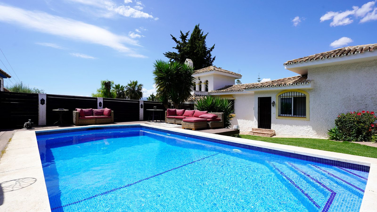 4 Bed Townhouse for sale in Sierrezuela Costa Del Sol, Málaga, Spain
