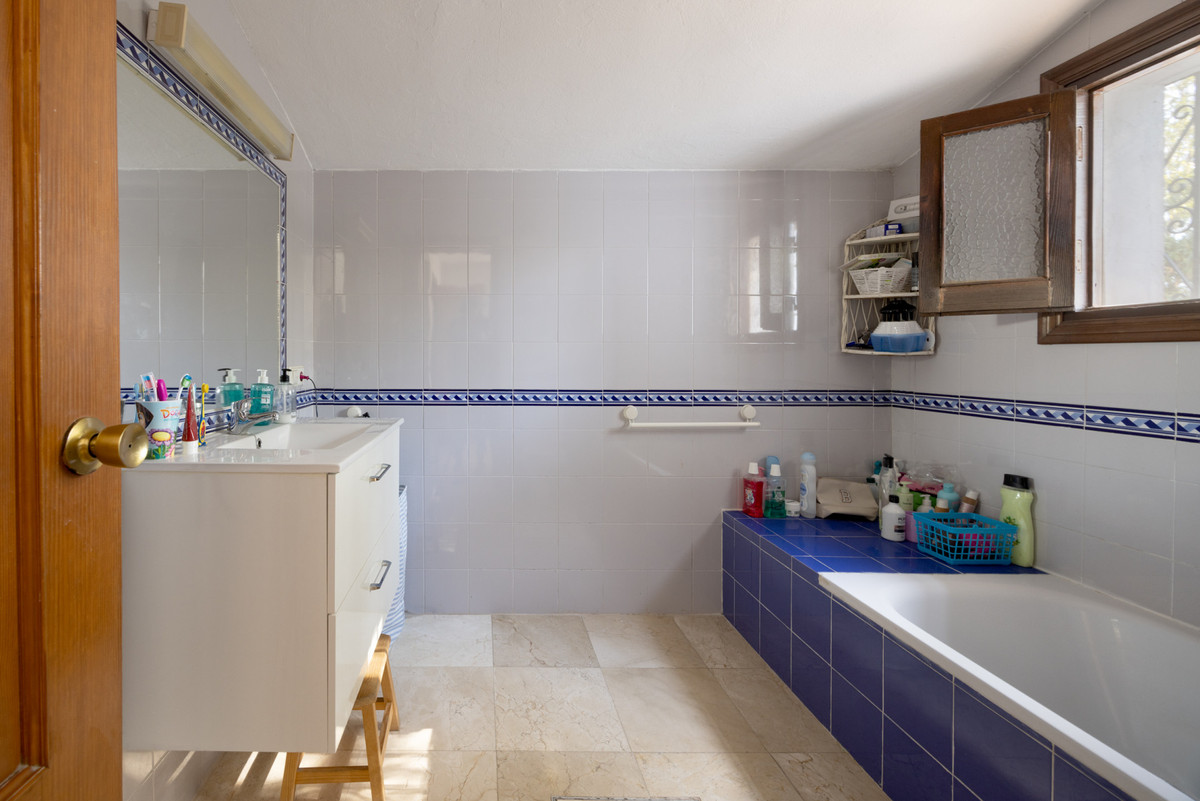 Se vende Villa - Chalet de 4 dormitorios en Costa Del Sol, Cadiz, España
