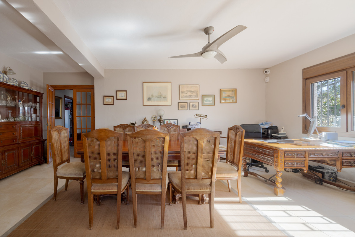 Se vende Villa - Chalet de 4 dormitorios en Costa Del Sol, Cadiz, España