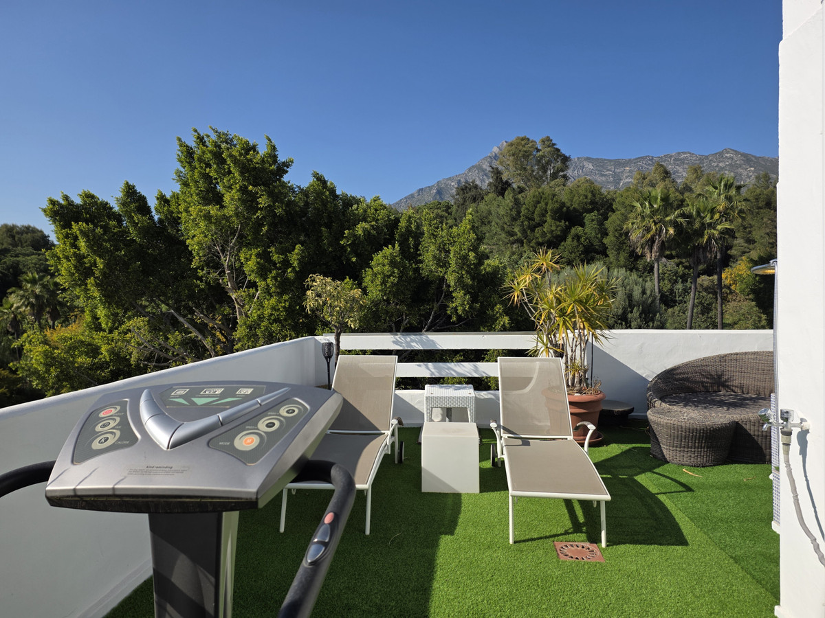 4 Bed Townhouse for sale in Nagüeles Costa Del Sol, Málaga, Spain