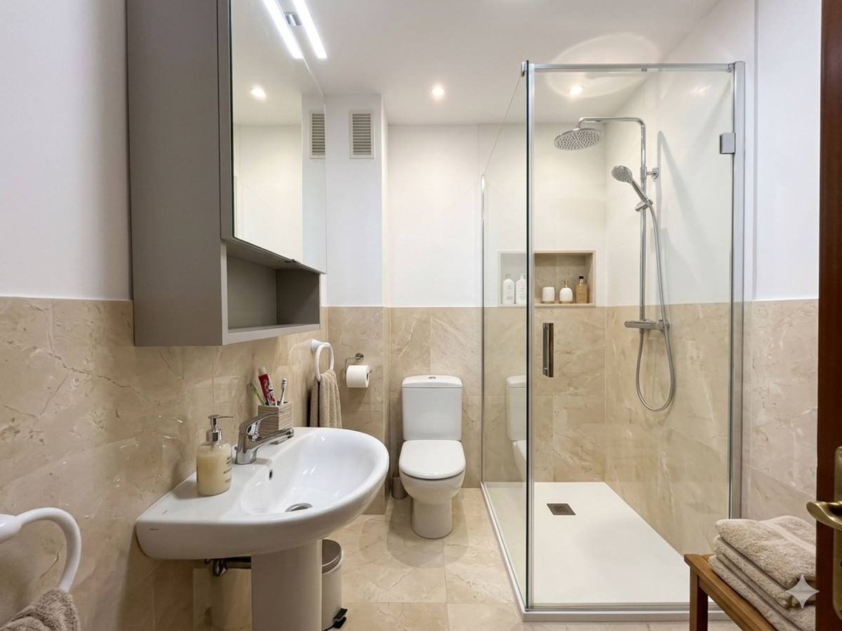 Se vende Apartamento Planta Media de 2 dormitorios en Costa Del Sol, Málaga, España
