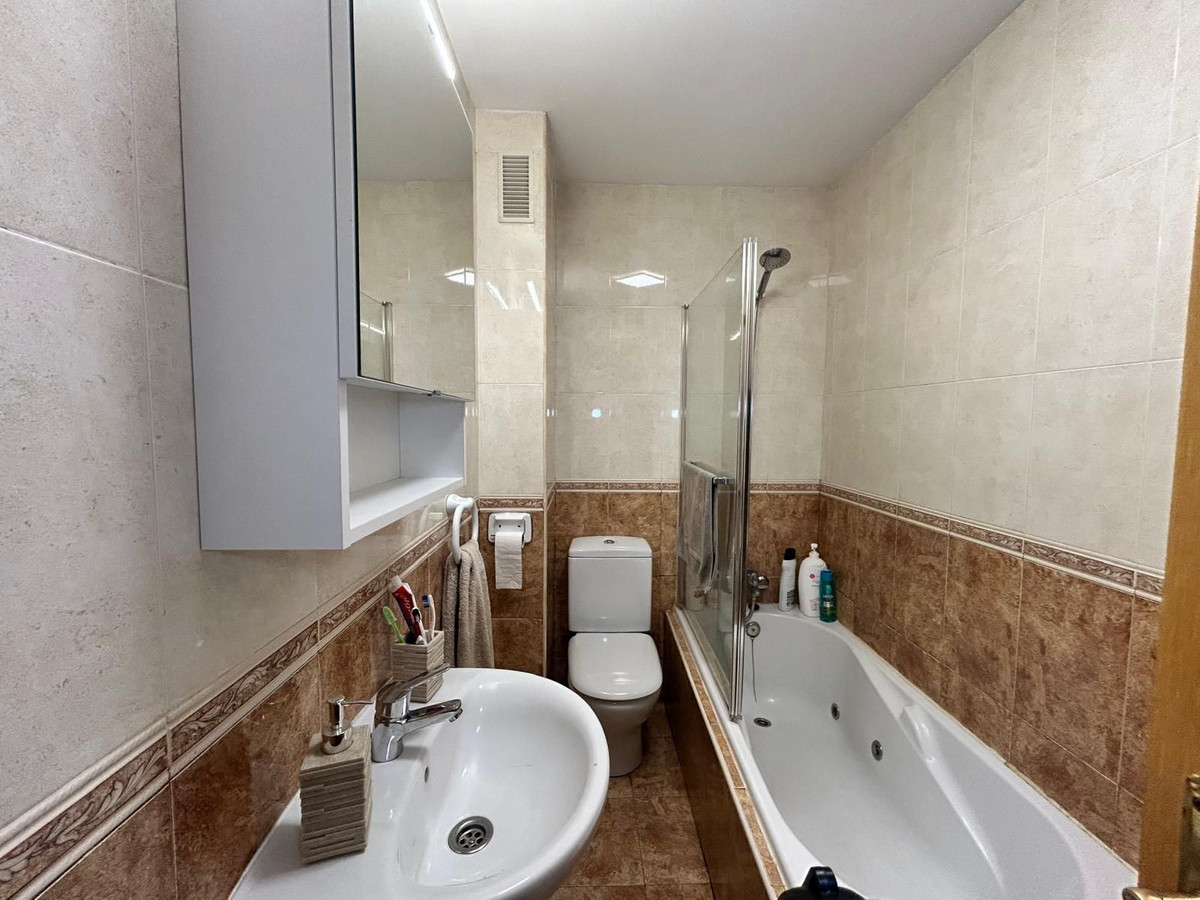 Se vende Apartamento Planta Media de 2 dormitorios en Costa Del Sol, Málaga, España