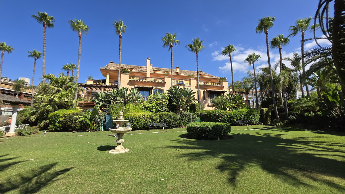 2 Bed Apartment for sale in Puerto Banús Costa Del Sol, Málaga, Spain
