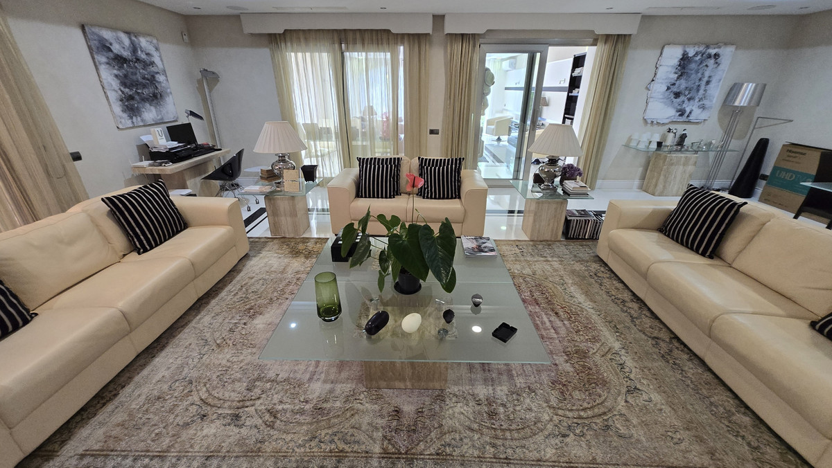 2 Bed Apartment for sale in Puerto Banús Costa Del Sol, Málaga, Spain