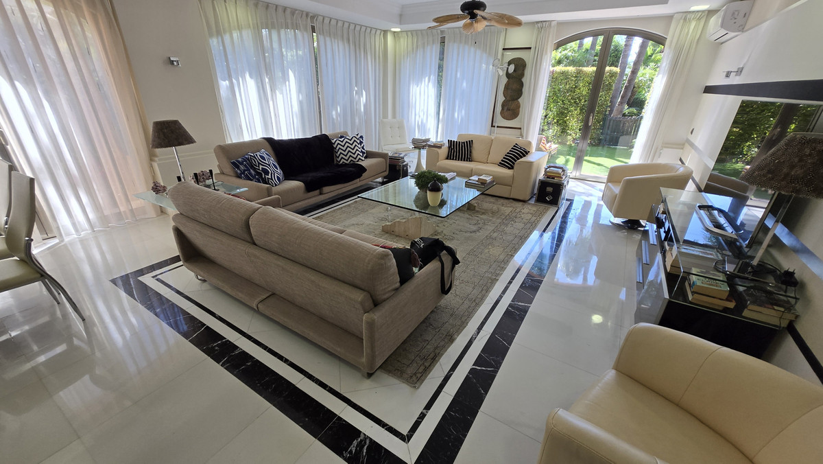 2 Bed Apartment for sale in Puerto Banús Costa Del Sol, Málaga, Spain