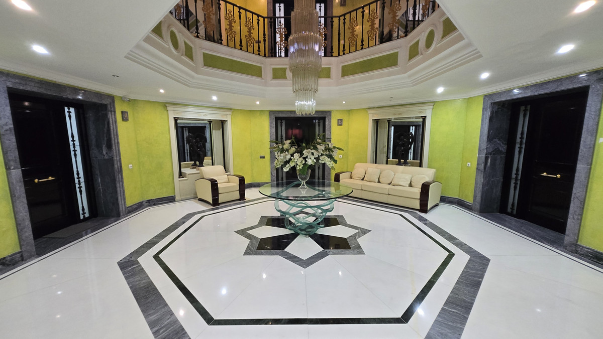 2 Bed Apartment for sale in Puerto Banús Costa Del Sol, Málaga, Spain