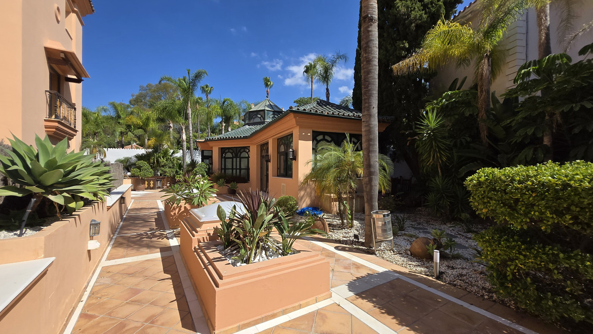 2 Bed Apartment for sale in Puerto Banús Costa Del Sol, Málaga, Spain