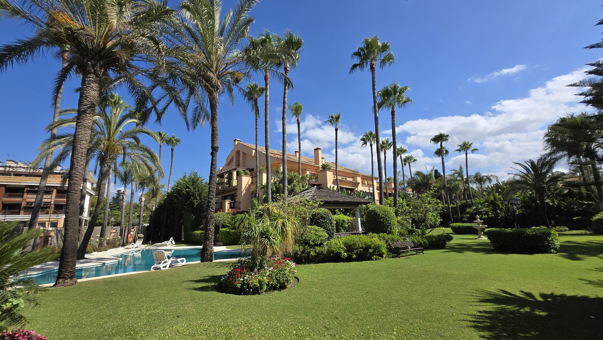 2 Bed Apartment for sale in Puerto Banús Costa Del Sol, Málaga, Spain