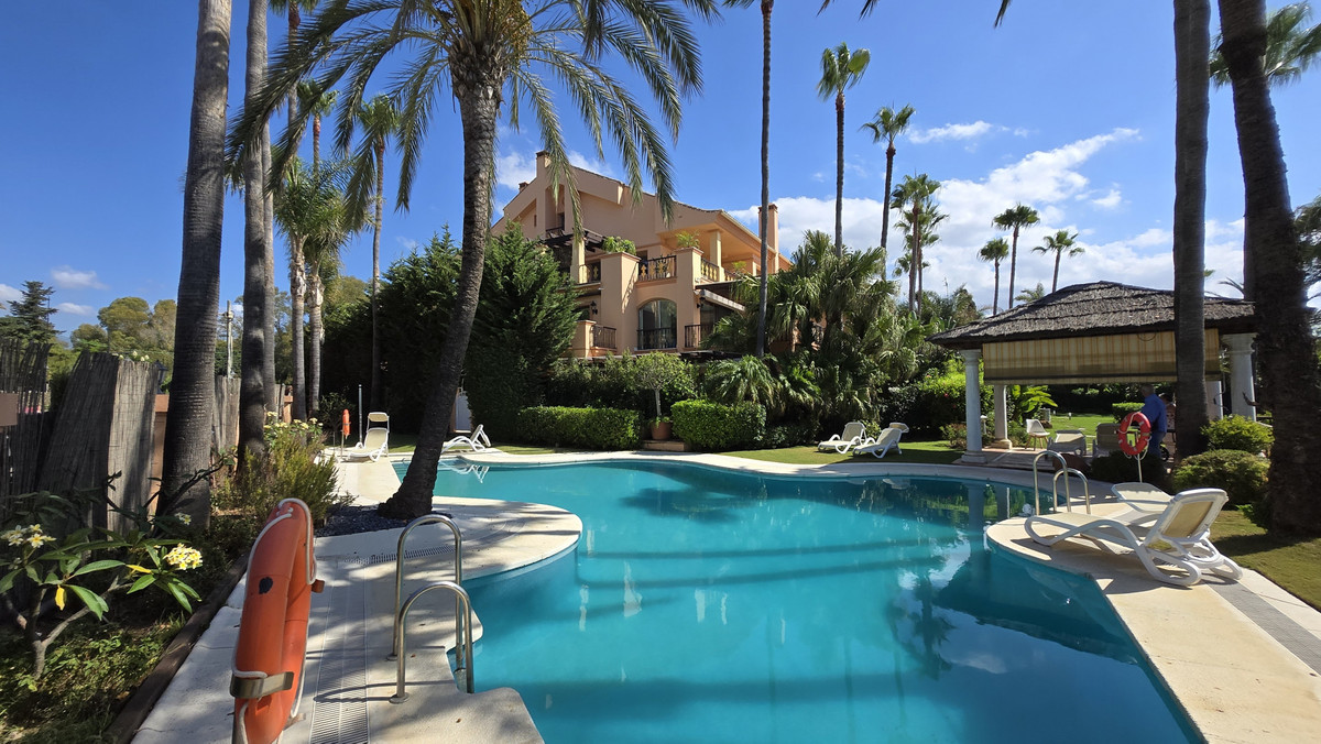 2 Bed Apartment for sale in Puerto Banús Costa Del Sol, Málaga, Spain