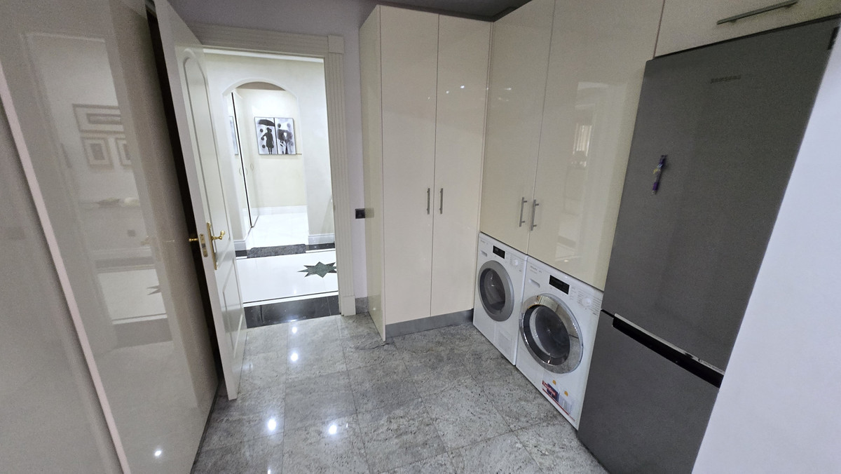 2 Bed Apartment for sale in Puerto Banús Costa Del Sol, Málaga, Spain