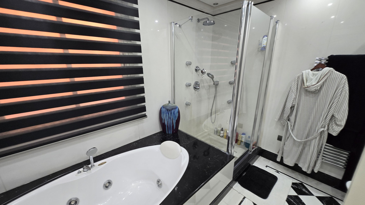 2 Bed Apartment for sale in Puerto Banús Costa Del Sol, Málaga, Spain