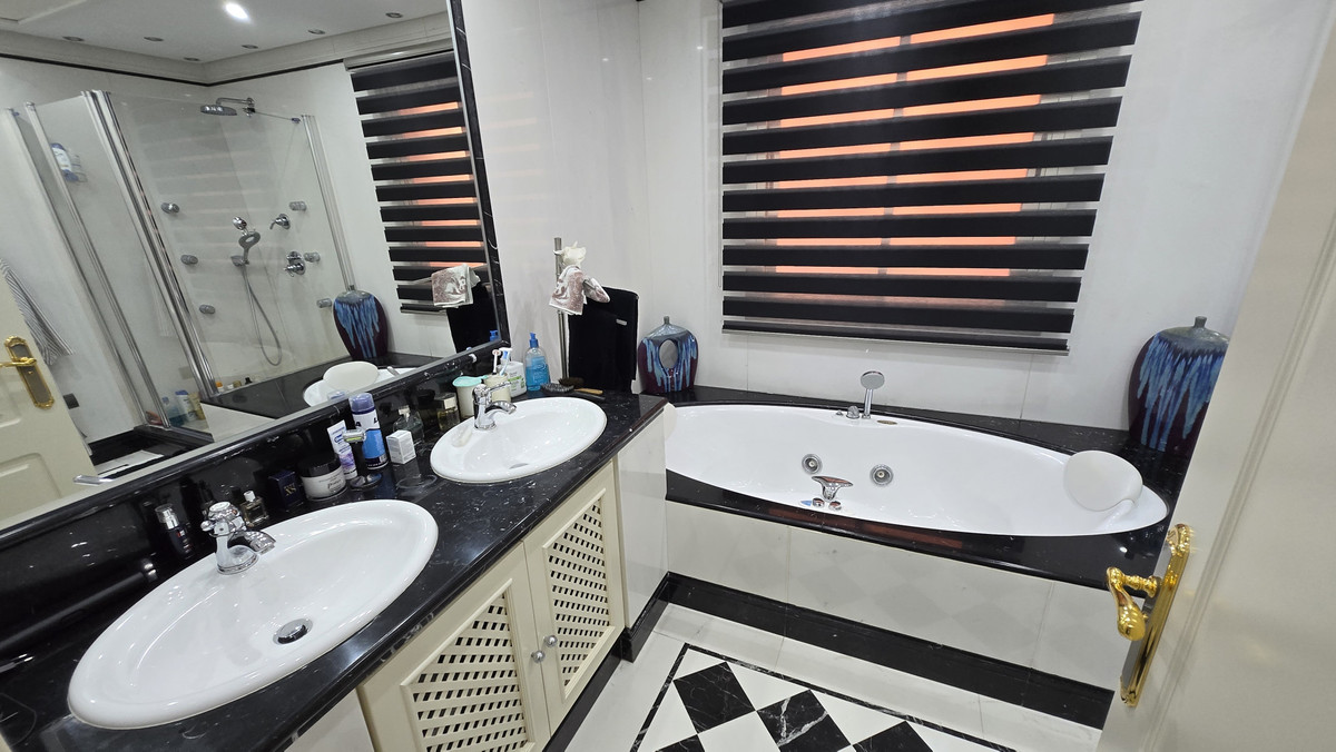 2 Bed Apartment for sale in Puerto Banús Costa Del Sol, Málaga, Spain
