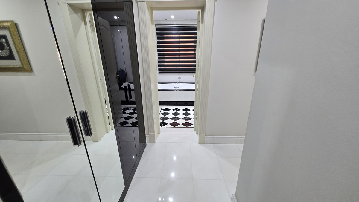 2 Bed Apartment for sale in Puerto Banús Costa Del Sol, Málaga, Spain