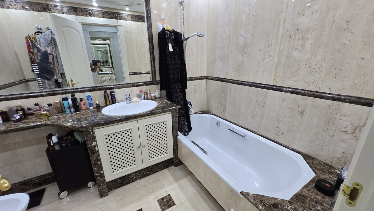 2 Bed Apartment for sale in Puerto Banús Costa Del Sol, Málaga, Spain