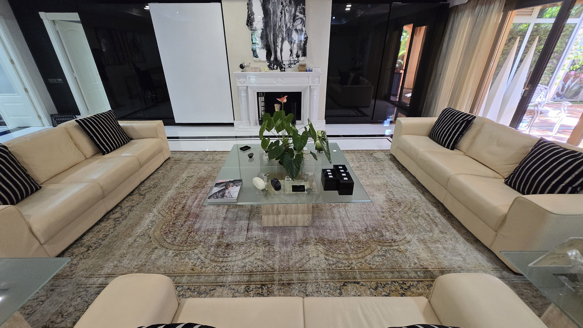 2 Bed Apartment for sale in Puerto Banús Costa Del Sol, Málaga, Spain