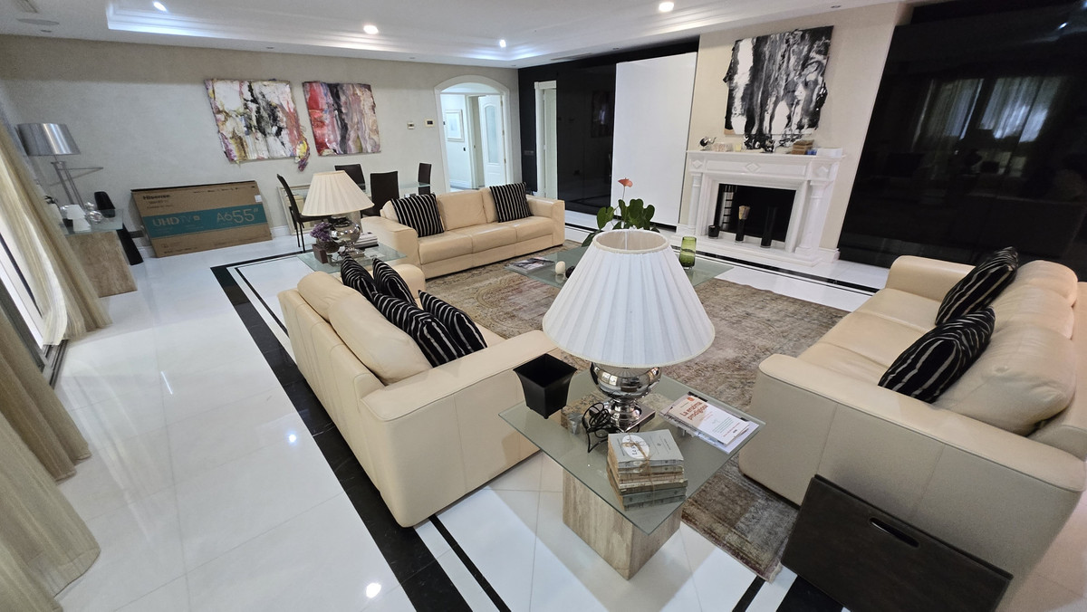 2 Bed Apartment for sale in Puerto Banús Costa Del Sol, Málaga, Spain