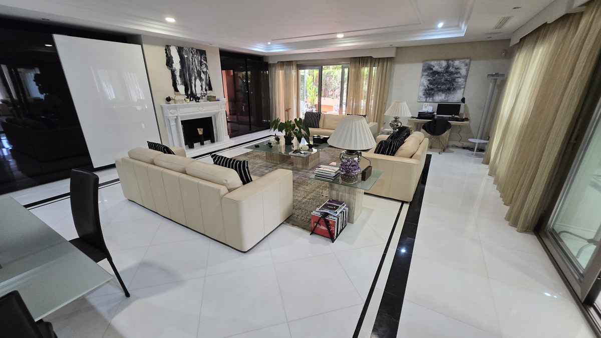 2 Bed Apartment for sale in Puerto Banús Costa Del Sol, Málaga, Spain