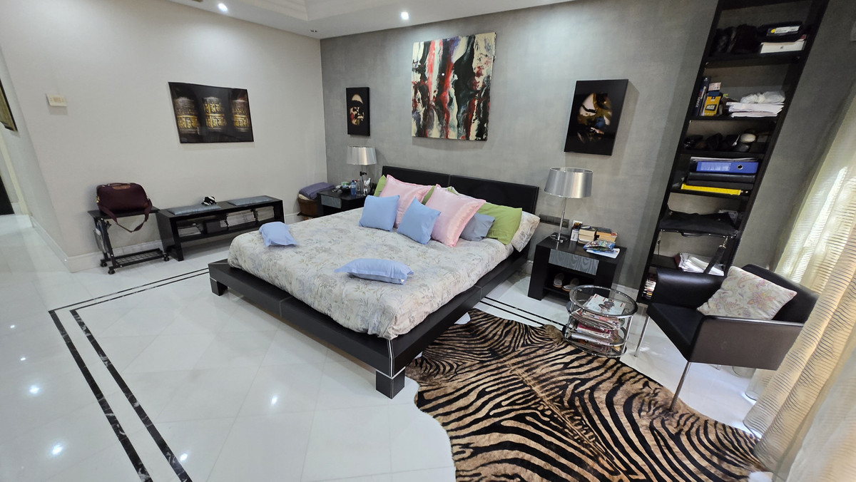 2 Bed Apartment for sale in Puerto Banús Costa Del Sol, Málaga, Spain