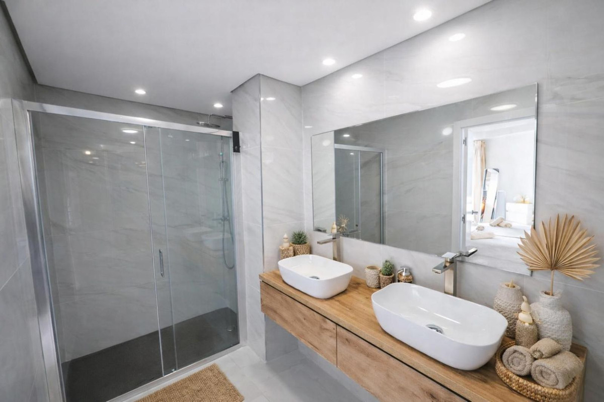 Se vende Apartamento Planta Media de 2 dormitorios en Costa Del Sol, Málaga, España