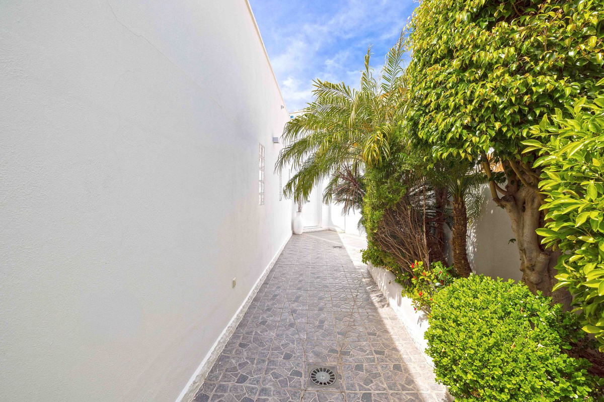 Se vende Villa - Chalet de 4 dormitorios en Costa Del Sol, Málaga, España