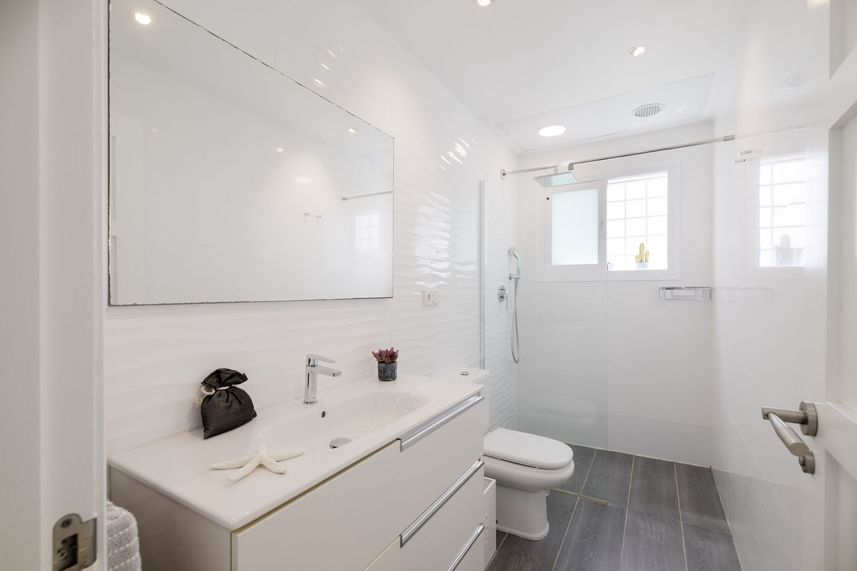 Se vende Villa - Chalet de 4 dormitorios en Costa Del Sol, Málaga, España