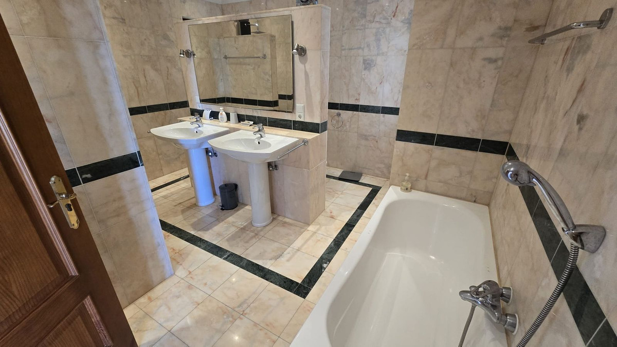 Se vende Villa - Chalet de 7 dormitorios en Costa Del Sol, Málaga, España