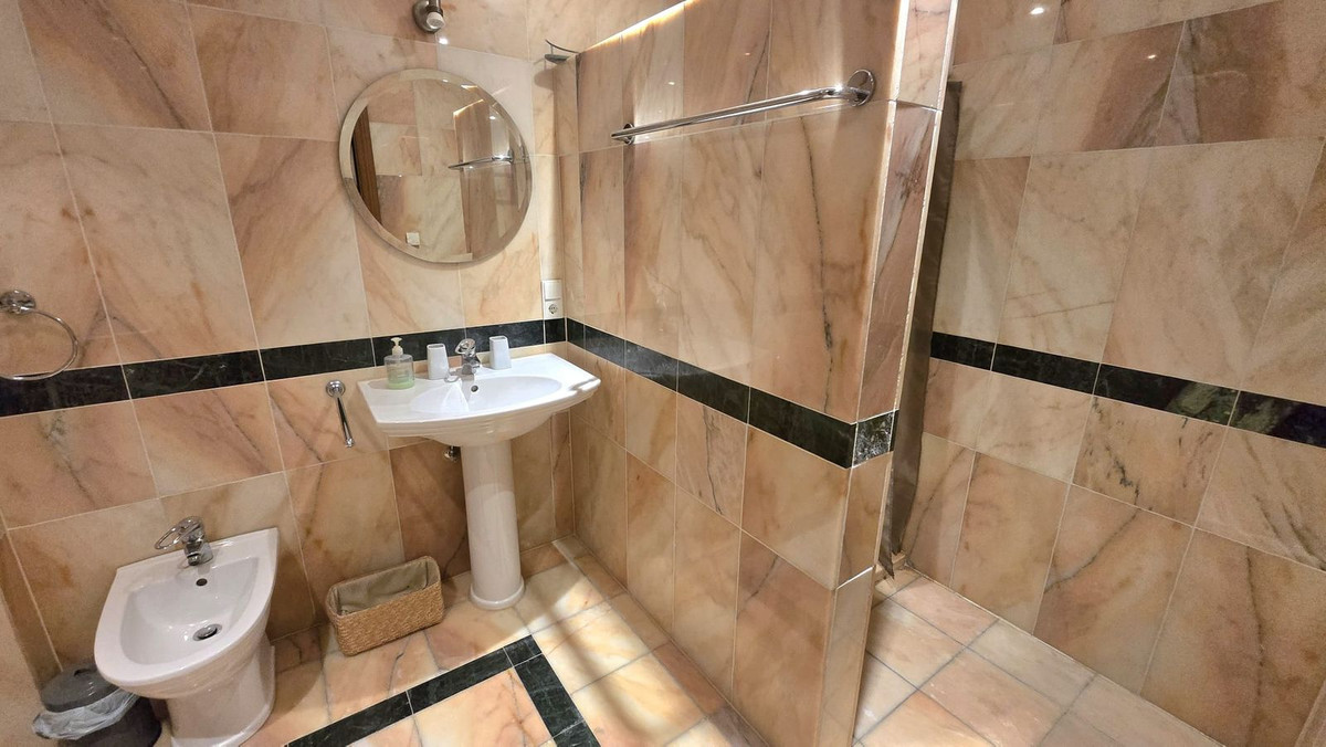 Se vende Villa - Chalet de 7 dormitorios en Costa Del Sol, Málaga, España