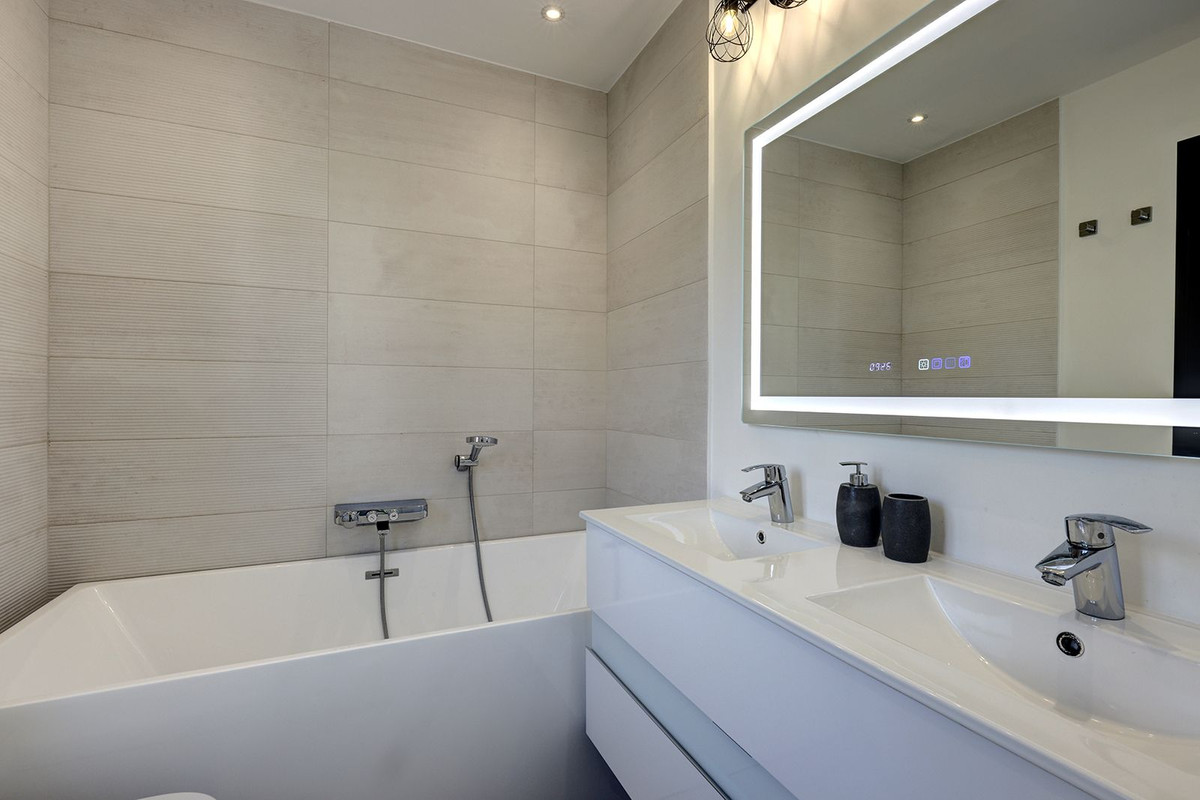 Se vende Villa - Chalet de 6 dormitorios en Costa Del Sol, Málaga, España