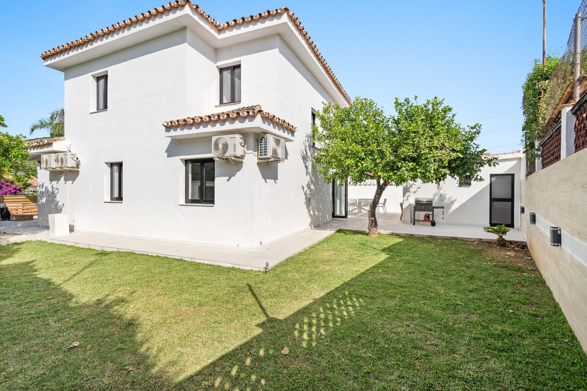 Se vende Villa - Chalet de 6 dormitorios en Costa Del Sol, Málaga, España