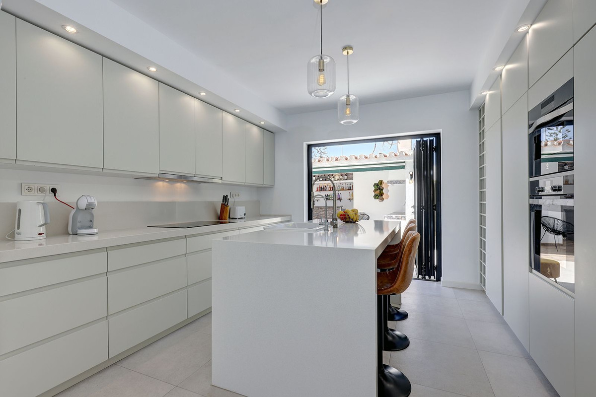 Se vende Villa - Chalet de 6 dormitorios en Costa Del Sol, Málaga, España