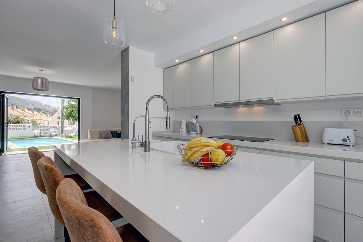Se vende Villa - Chalet de 6 dormitorios en Costa Del Sol, Málaga, España