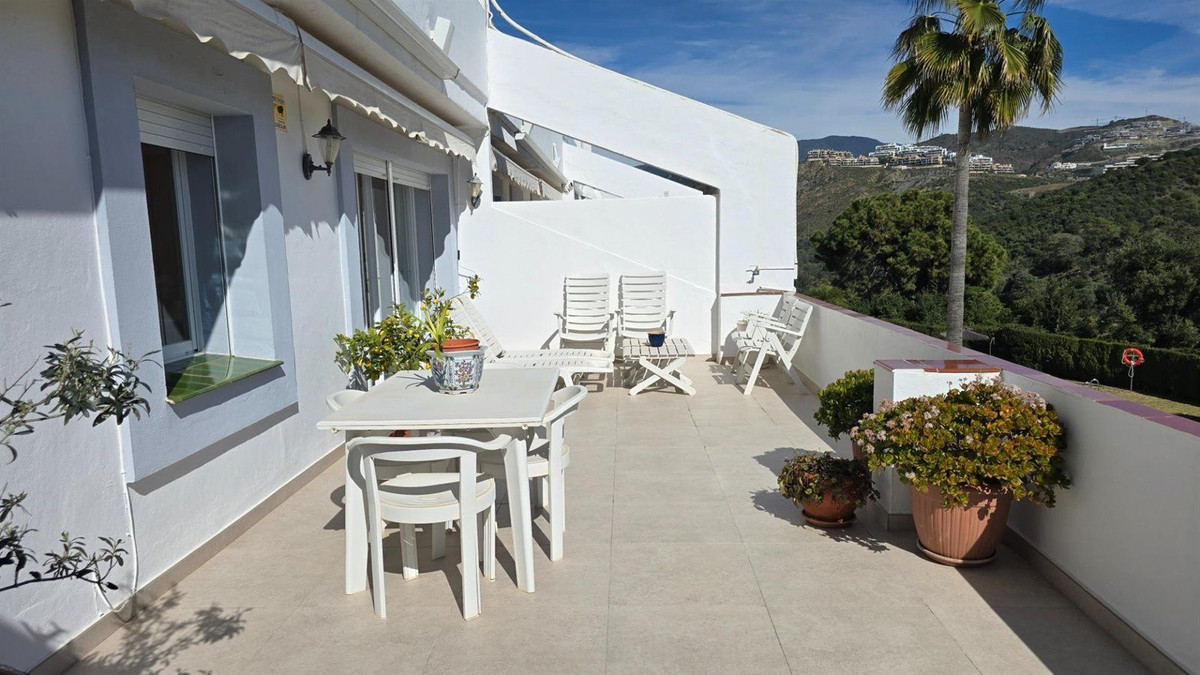 2 Bed Apartment for sale in La Quinta Costa Del Sol, Málaga, Spain