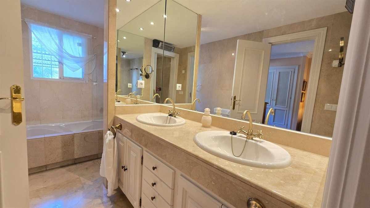 2 Bed Apartment for sale in La Quinta Costa Del Sol, Málaga, Spain