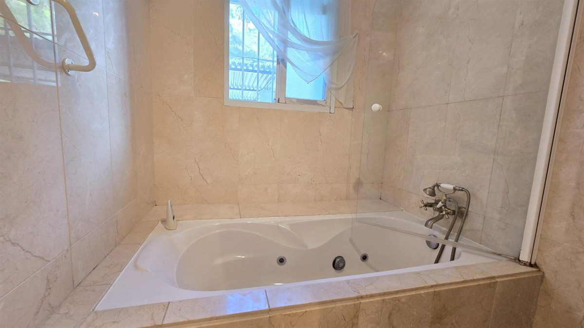 2 Bed Apartment for sale in La Quinta Costa Del Sol, Málaga, Spain