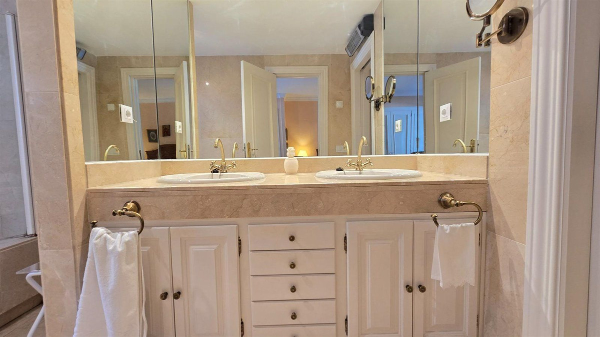 2 Bed Apartment for sale in La Quinta Costa Del Sol, Málaga, Spain