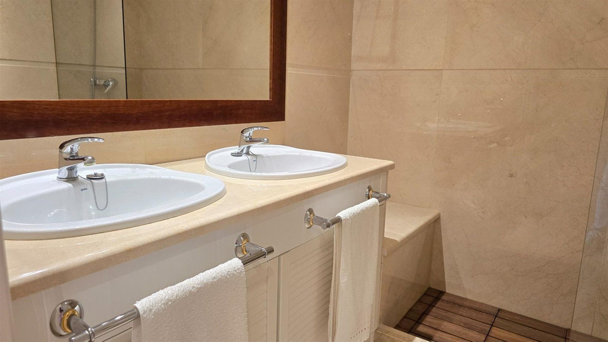 2 Bed Apartment for sale in La Quinta Costa Del Sol, Málaga, Spain