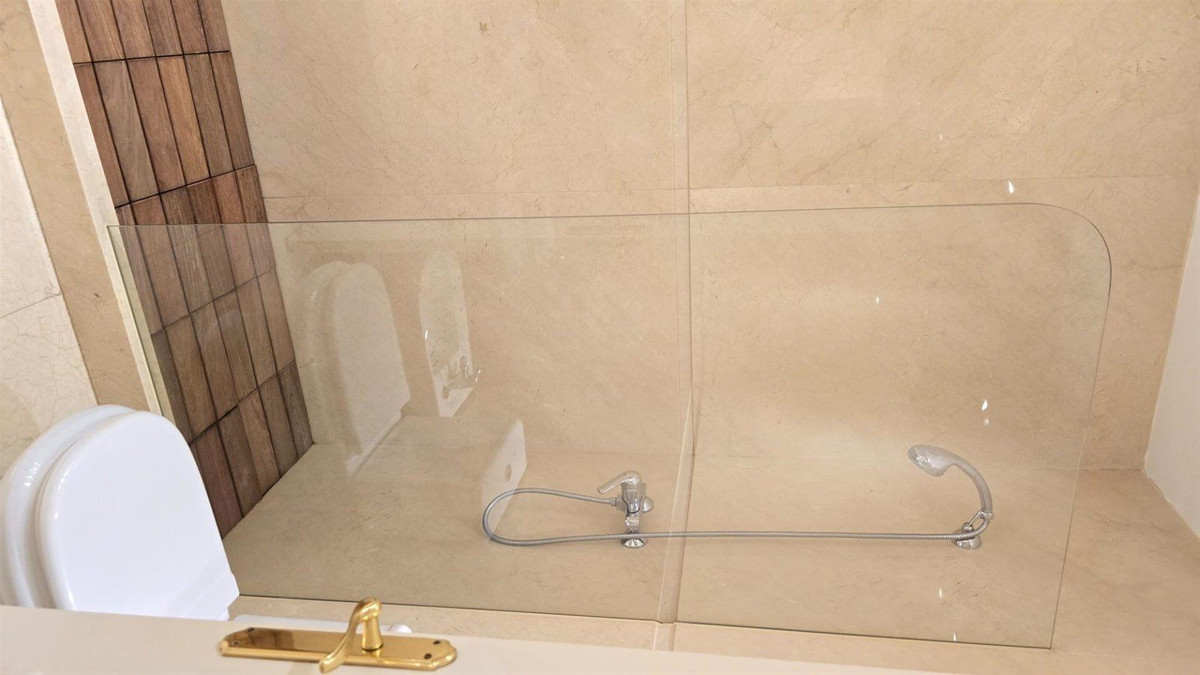 2 Bed Apartment for sale in La Quinta Costa Del Sol, Málaga, Spain