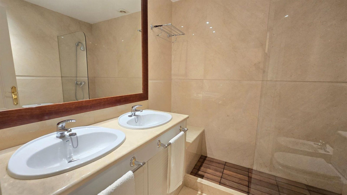 2 Bed Apartment for sale in La Quinta Costa Del Sol, Málaga, Spain