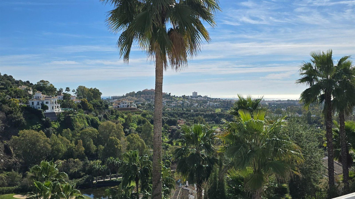 2 Bed Apartment for sale in La Quinta Costa Del Sol, Málaga, Spain