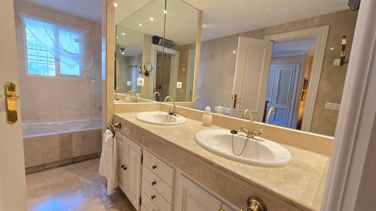 2 Bed Apartment for sale in La Quinta Costa Del Sol, Málaga, Spain