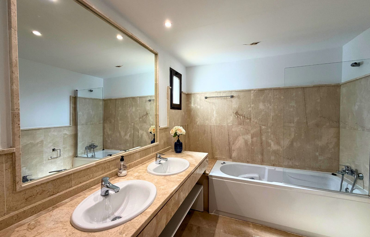 Se vende Apartamento Planta Media de 3 dormitorios en Costa Del Sol, Málaga, España