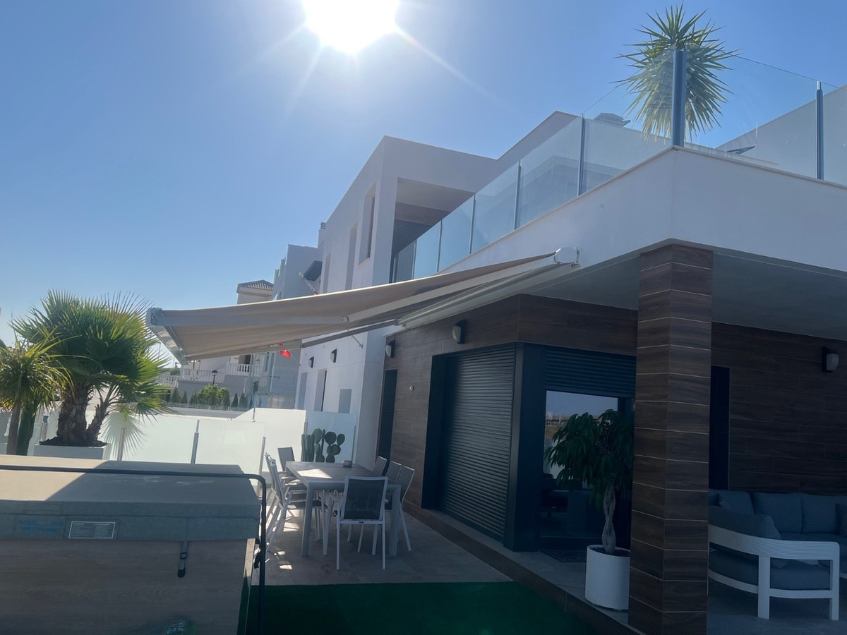 Se vende Villa - Chalet de 3 dormitorios en Costa Blanca, Alicante, España
